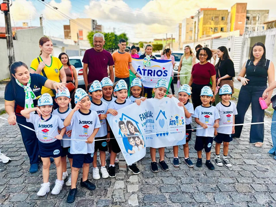 Turma da Átrios com a faixa Família, a primeira escola, e as famílias no desfile